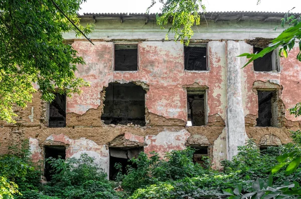 Egy Régi Romos Elhagyatott Ház Fala — Stock Fotó