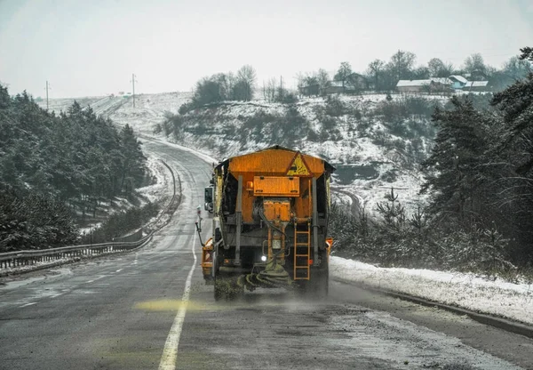 除雪机扫清了乡间冬日的道路 — 图库照片