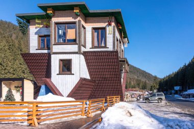 Polyanytsia köyü, Ivano-Frankivsk bölgesi, Ukrayna - Fabruary 28, 2021: Bukovel kayak merkezindeki Polyanytsya köyündeki komik Aşağı Ev ve kırsal fuarın ünlü binası