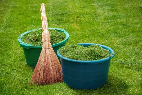 Sommerreinigung Des Rasens Dorfgarten — Stockfoto