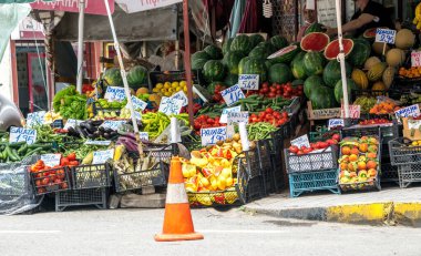 Trabzon, Türkiye - 10 Haziran 2021: Türkiye 'nin Trabzon kentindeki geleneksel sokak oryantal pazarı. Şekerler, baharatlar, taze sebzeler ve açık hava tezgahlarında tropikal meyveler satıyor.