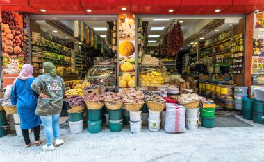 Trabzon, Türkiye - 10 Haziran 2021: Türkiye 'nin Trabzon kentindeki geleneksel sokak oryantal pazarı. Şekerler, baharatlar, taze sebzeler ve açık hava tezgahlarında tropikal meyveler satıyor.