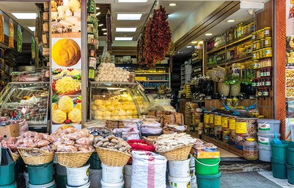 Trabzon, Türkiye - 10 Haziran 2021: Türkiye 'nin Trabzon kentindeki geleneksel sokak oryantal pazarı. Şekerler, baharatlar, taze sebzeler ve açık hava tezgahlarında tropikal meyveler satıyor.