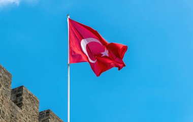Mavi gökyüzüne karşı Türkiye 'nin ulusal bayrağı