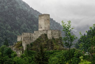 Zil Kalesi, Ortaçağ Bizans kalesi Ormanlar ve dağlar arasında