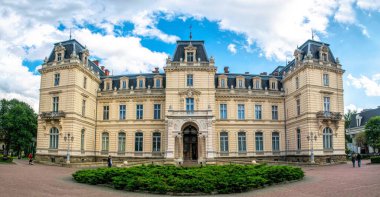 Lviv, Ukrayna - 09 Eylül 2021: Kontların Lüks Sarayı Pototskikh, 19. yüzyılda Lviv, Ukrayna 'da inşa edilen Avrupa Sanat Müzesi 
