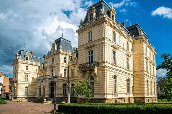 Lviv, Ukrayna - 09 Eylül 2021: Kontların Lüks Sarayı Pototskikh, 19. yüzyılda Lviv, Ukrayna 'da inşa edilen Avrupa Sanat Müzesi 
