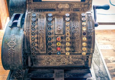 Mağazada çıkış yapmak için klasik bronz kasa.