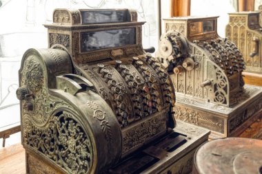  Mağazada çıkış yapmak için klasik bronz kasa.