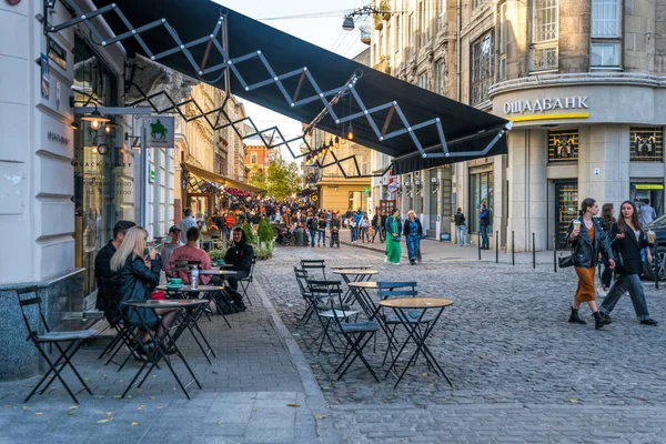 Львов Украина Сентября 2021 Года Люди Отдыхают Красочных Старых Улицах — стоковое фото