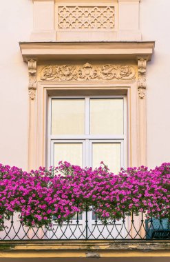 Çiçeklerle süslenmiş antik pencere ve balkon