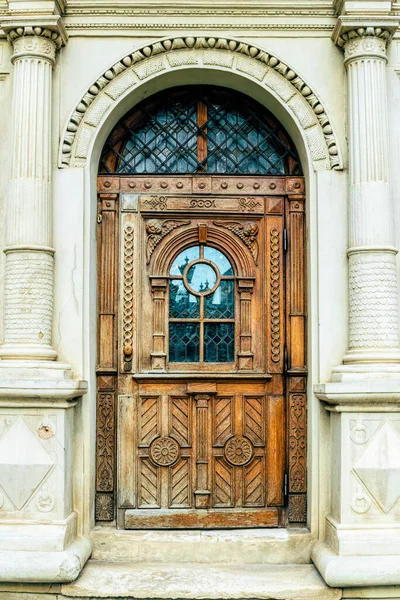 Tahta Oyulmuş Eski Kapı — Stok fotoğraf