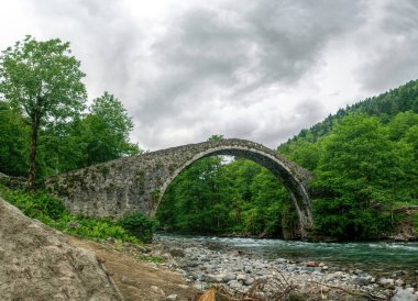 Antik Türk köprüsü ve dağ nehri