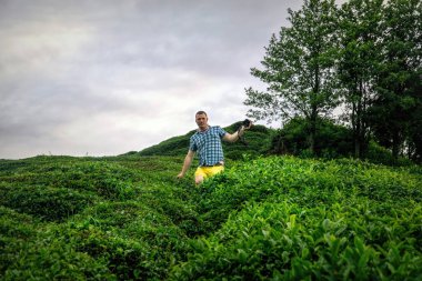 Genç adam kamerayla seyahat ediyor.