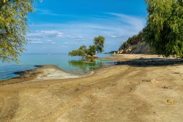 Ерозія Пісковику Узбережжі Водосховища Дніпрі Україна Фоні Води Яскравих Зелених — стокове фото