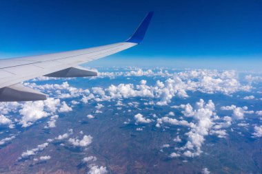 Bir yolcu uçağının kanadı ve gökyüzü.