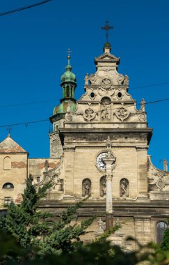 Lviv, Ukrayna - 06 Eylül 2021: Lviv, Ukrayna 'daki St. Andrew Kilisesi' nin görkemli ortaçağ binası. Binanın ön cephesi ve kilise mensupları akşam namazı için acele ediyorlar.