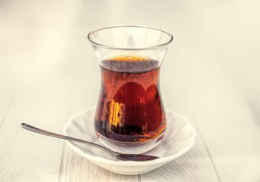 Bir bardak siyah Türk çayı.