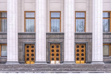 Kyiv, Ukrayna - Fabruary 13, 2021: Sütunlu görkemli mermer cephe, Verkhovna Rada binasının duvarları, Ukrayna Parlamentosu. En yüksek yasama organı