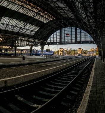 Kemerli çatılı eski tren istasyonu