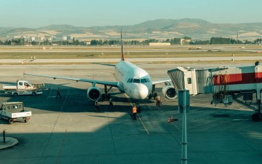 Ankara Esenboga Uluslararası Havaalanı, Türkiye 'den yolcu uçağının kalkışı için hazırlanıyor