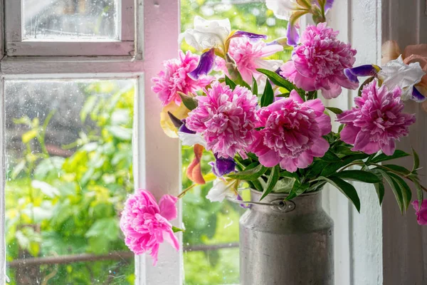 古い窓とピンクの牡丹の花束 — ストック写真
