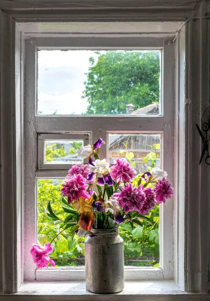 Vieja Ventana Ramo Peonías Rosadas — Foto de Stock