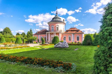 Zolochiv, Lviv bölgesi, Ukrayna - 04 Eylül 2021: Ukrayna 'nın Zolochiv kentinde bir ortaçağ kalesi ve yeşil çiçek açan bir bahçe inşa edildi. Yenilenmiş antik bina, 