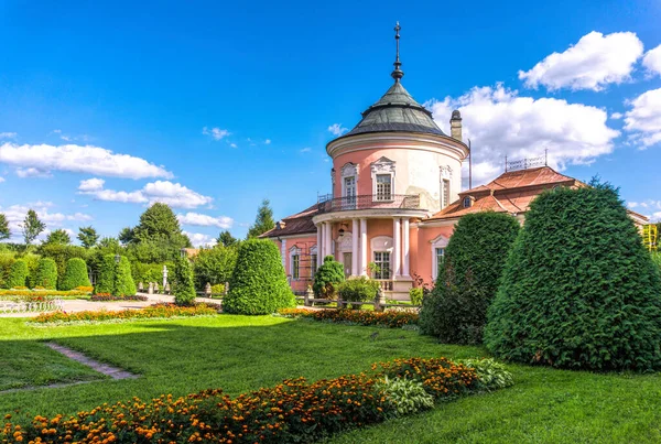 Zolochiv, Lviv bölgesi, Ukrayna - 04 Eylül 2021: Ukrayna 'nın Zolochiv kentinde bir ortaçağ kalesi ve yeşil çiçek açan bir bahçe inşa edildi. Yenilenmiş antik bina, 