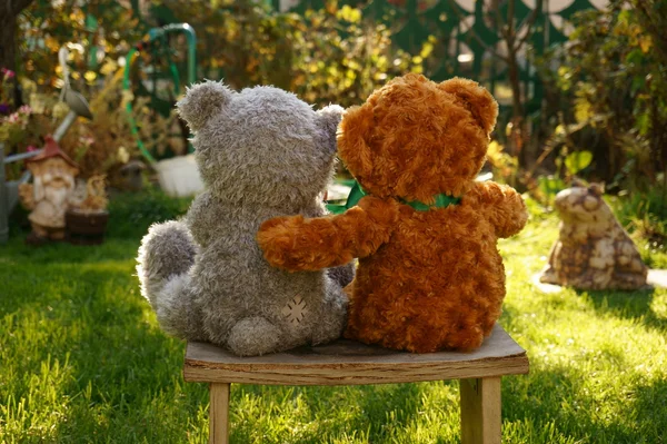 Teddy bears on a bench — Zdjęcie stockowe