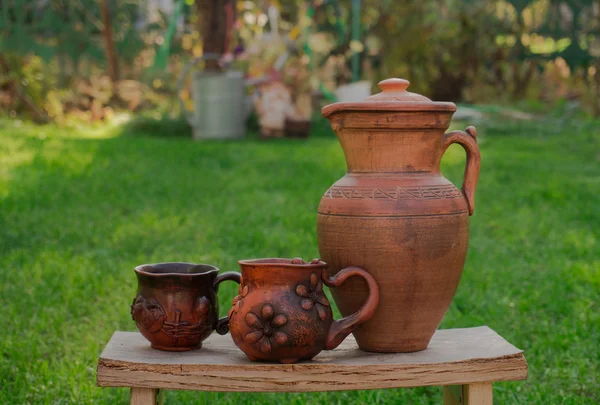 Jarra de arcilla y tazas Imagen De Stock