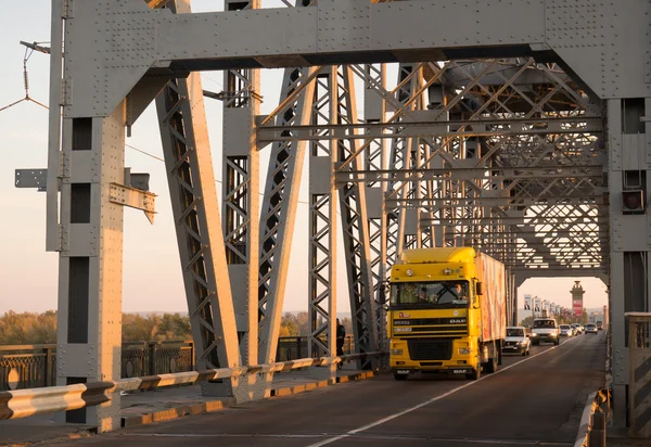 Verkeer op de brug — Stockfoto