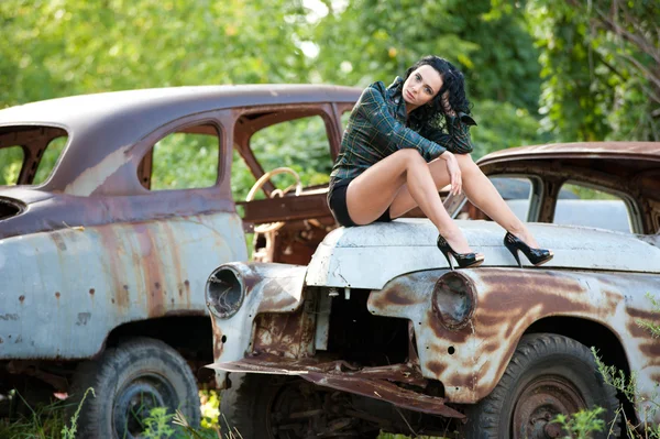 Auto retrò e bella ragazza — Foto Stock