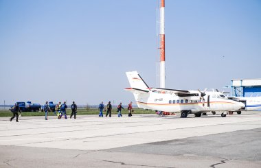 Sporcular paraşütçüler bir atlama önce grup