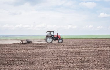 Ukrayna, Dnepropetrovsk bölge. Buğday Ekim için bir alan yetiştirme traktör. Fotoğraf bir alan ve verimli topraklar gösterir