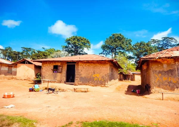 Ubogich mieszkań miejscowej ludności. Liberia, Afryka — Zdjęcie stockowe