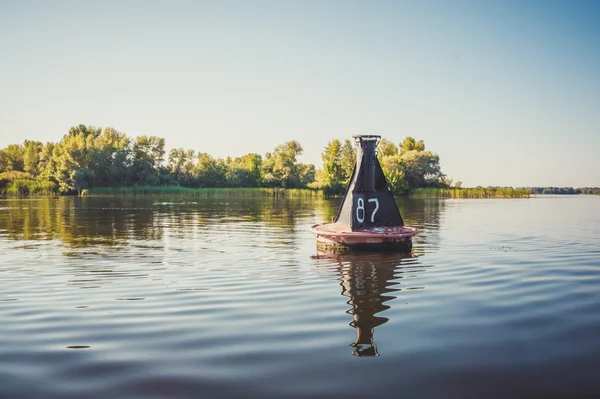 Bóia do rio em meio à água calma do rio Dnieper — Fotografia de Stock