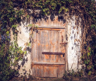 Eski ahırda ahşap bir kapı