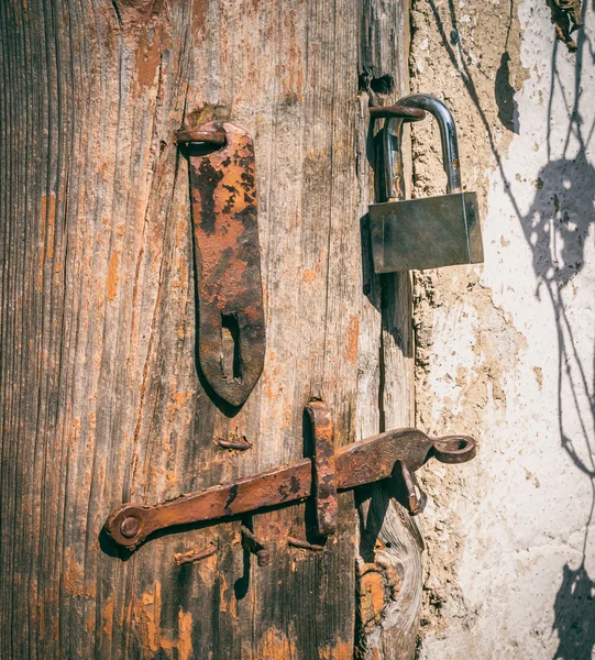 A porta do antigo celeiro e cadeado — Fotografia de Stock