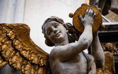 Ortaçağ ahşap heykelleri Gdansk 'taki gotik Aziz Mary Bazilikası' nda oyulmuş.