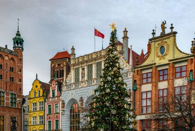 Gdansk Old Town 'da Noel kutlaması. Güzel evlerin ve aydınlatılmış Noel Ağacı 'nın antik cepheleri