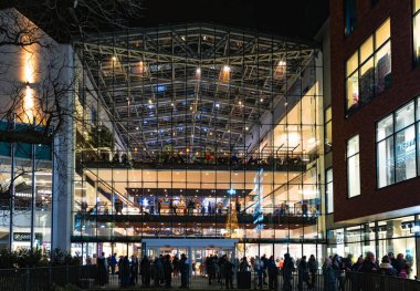 Gdansk, Polonya -13 Aralık 2025: Gdansk 'taki modern alışveriş merkezi Forumu' nda kış alışverişi ve satış. Kara Cuma ve Noel mağazası. Gece görünümü