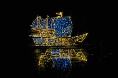 Gdansk caddesindeki güzel Noel ışıkları süslemeleri. Gece Oliwa parkında parlak ışıklar