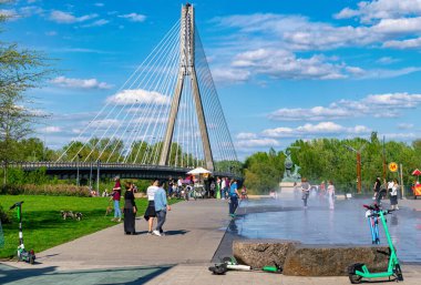 Varşova, Polonya - 20 Nisan 2025: Hafta sonu şehirde faaliyet. Güzel bir köprü, Vistula seti ve yürüyen insanlar. Polonya 'nın başkenti Varşova' da şehir yaşam tarzı