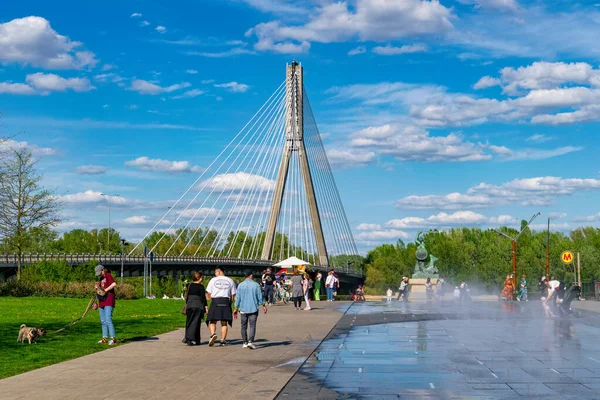 Varşova, Polonya - 20 Nisan 2025: Hafta sonu şehirde faaliyet. Güzel bir köprü, Vistula seti ve yürüyen insanlar. Polonya 'nın başkenti Varşova' da şehir yaşam tarzı