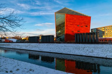 Gdansk, Polonya - 3 Ocak 2026: Modern gökdelen kulesi, Gdansk 'ta İkinci Dünya Savaşı Müzesi binası. Ünlü simge.