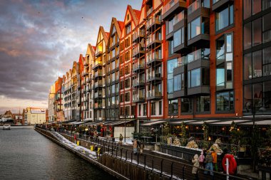 Gdansk, Polonya - 3 Ocak 2026: Gdansk 'taki Motlawa nehrindeki Granary adasında güzel yeni binalar. Old Town 'daki otel ve restoranlar.