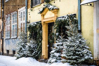 Gdansk 'ın Eski Kasabası' ndaki sokakta güzel Noel süslemeleri