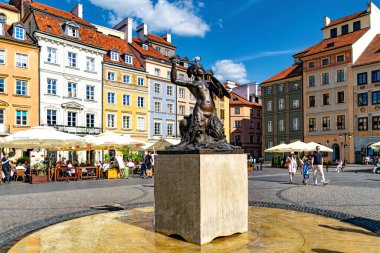 Varşova, Polonya - 20 Nisan 2025: Varşova 'nın sembolü olan ve Konstanty Hegel tarafından tasarlanan denizkızı kılıç ve kova (Siren) heykeli 1855 yılında açıldı. Varşova Eski Kasabası ve Pazar Meydanı