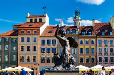 Varşova, Polonya - 20 Nisan 2025: Varşova 'nın sembolü olan ve Konstanty Hegel tarafından tasarlanan denizkızı kılıç ve kova (Siren) heykeli 1855 yılında açıldı. Varşova Eski Kasabası ve Pazar Meydanı